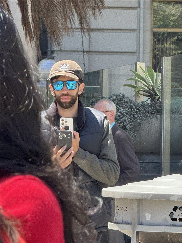 iPhone 17 Pro真機(jī)現(xiàn)身街頭：外觀大曝光