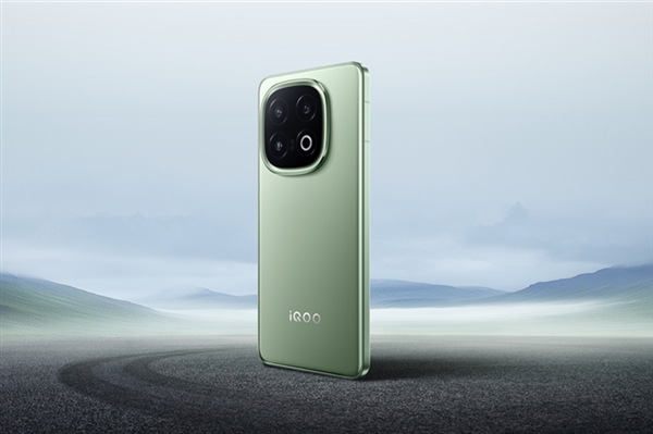 iQOO 15堆料激進！產(chǎn)品經(jīng)理：領(lǐng)先行業(yè)不止一代
