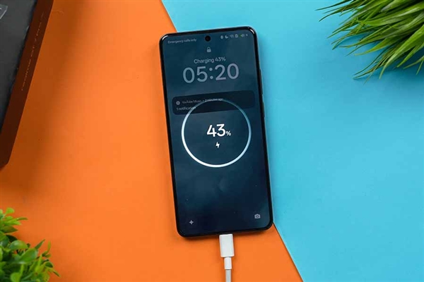 真我GT8 Pro參數(shù)出爐：驍龍8 Elite 2+2K直屏 沖擊高端市場(chǎng)