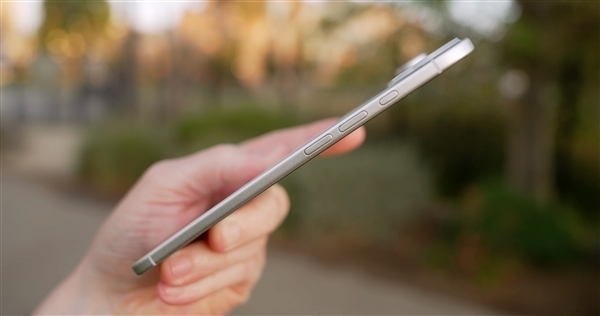 5.5mm蘋(píng)果史上薄手機(jī)！iPhone 17 Air電池實(shí)物曝光：僅2900mAh