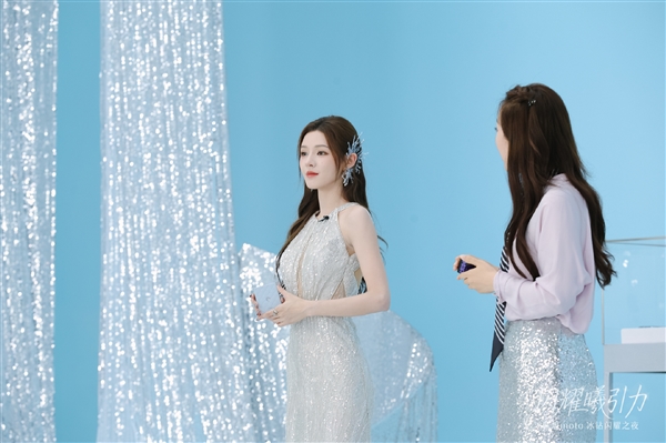 全球首款珠寶小折疊！聯(lián)想moto razr 60施華洛世奇冰鉆限定版上市：4699元