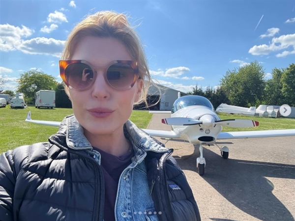 美女飛機上拍攝影片:iPhone 16 Pro意外從800米高空墜落 竟奇跡生還