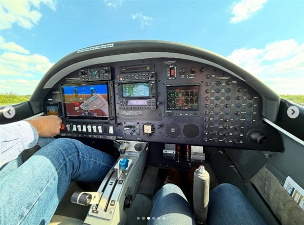 美女飛機上拍攝影片:iPhone 16 Pro意外從800米高空墜落 竟奇跡生還