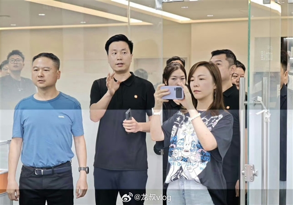 小米16系列真機(jī)亮相：橫向大相機(jī)模組 夢(mèng)回小米11 Ultra